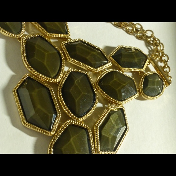 Gold deep green statement neckless - Picture 6 of 9
